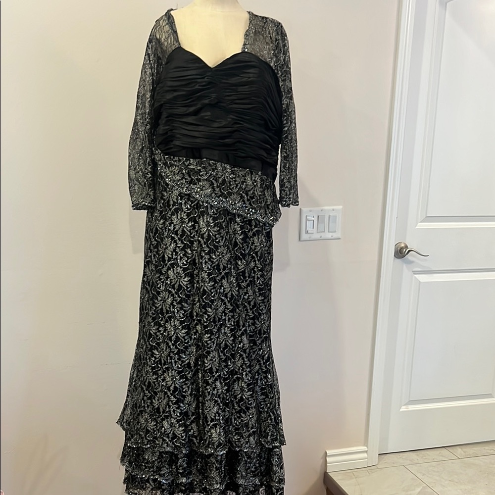 Elegant Black Lace Evening Gown